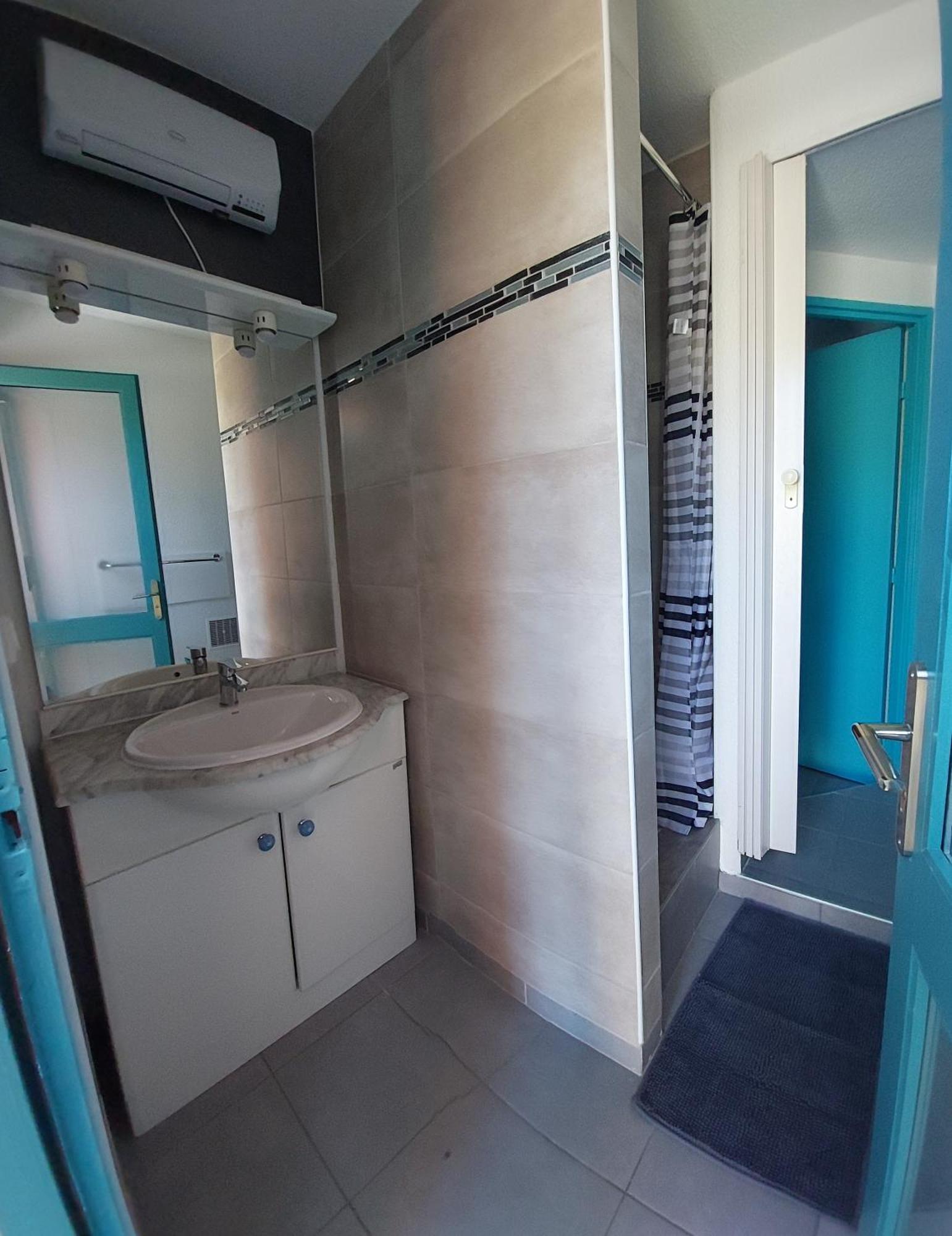 Maisonnette Bleu Piscine